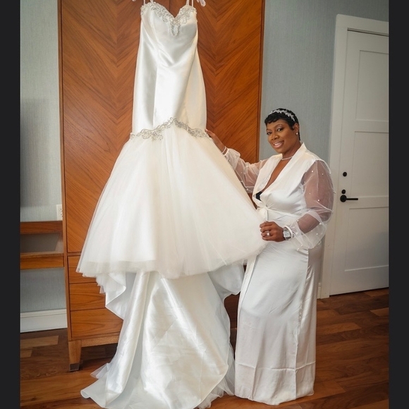 Pantora Jaleesa Elegant White Wedding Dress with Train Pre Owned - Picture 4 of 6